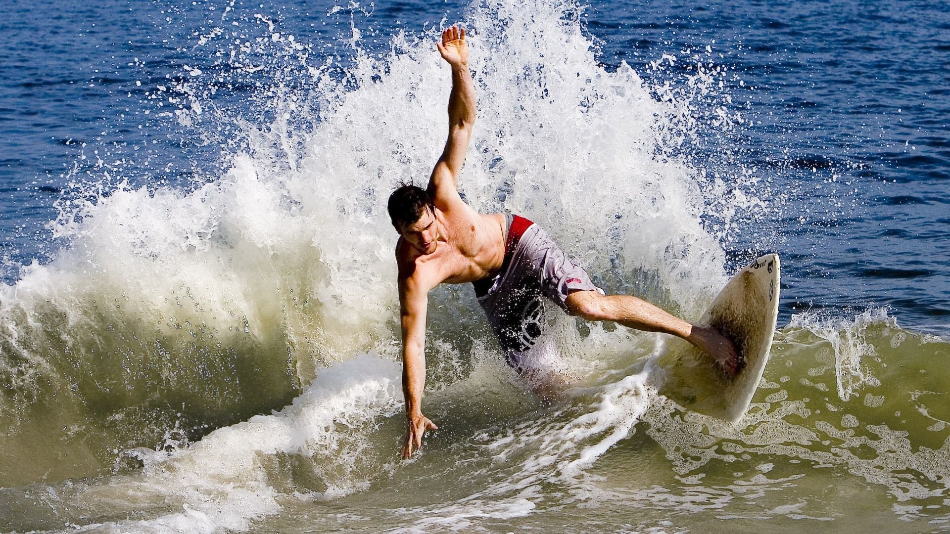 欧洲杯赛场上出现惊险一幕，球队全力争胜，欧洲杯赛场突发意外