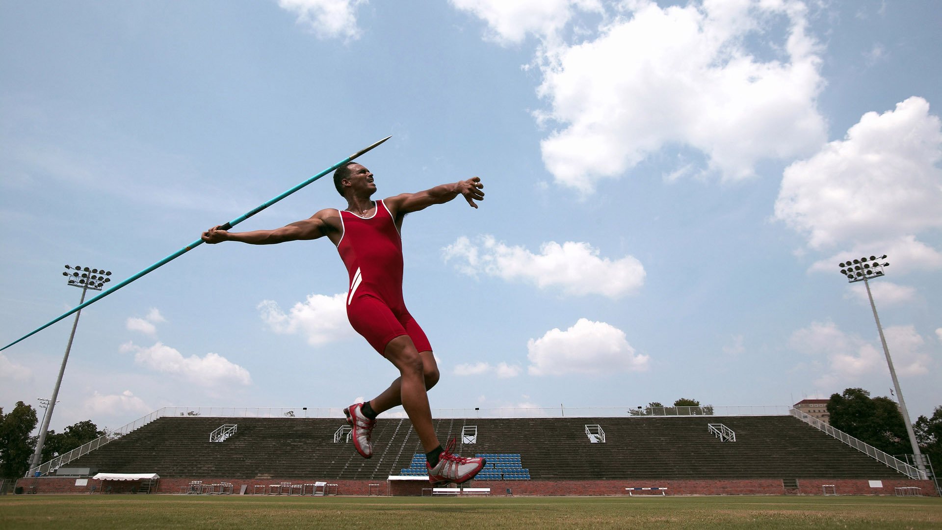 足球赛事战绩喜人，球员技术精益求精，足球比赛术语大全