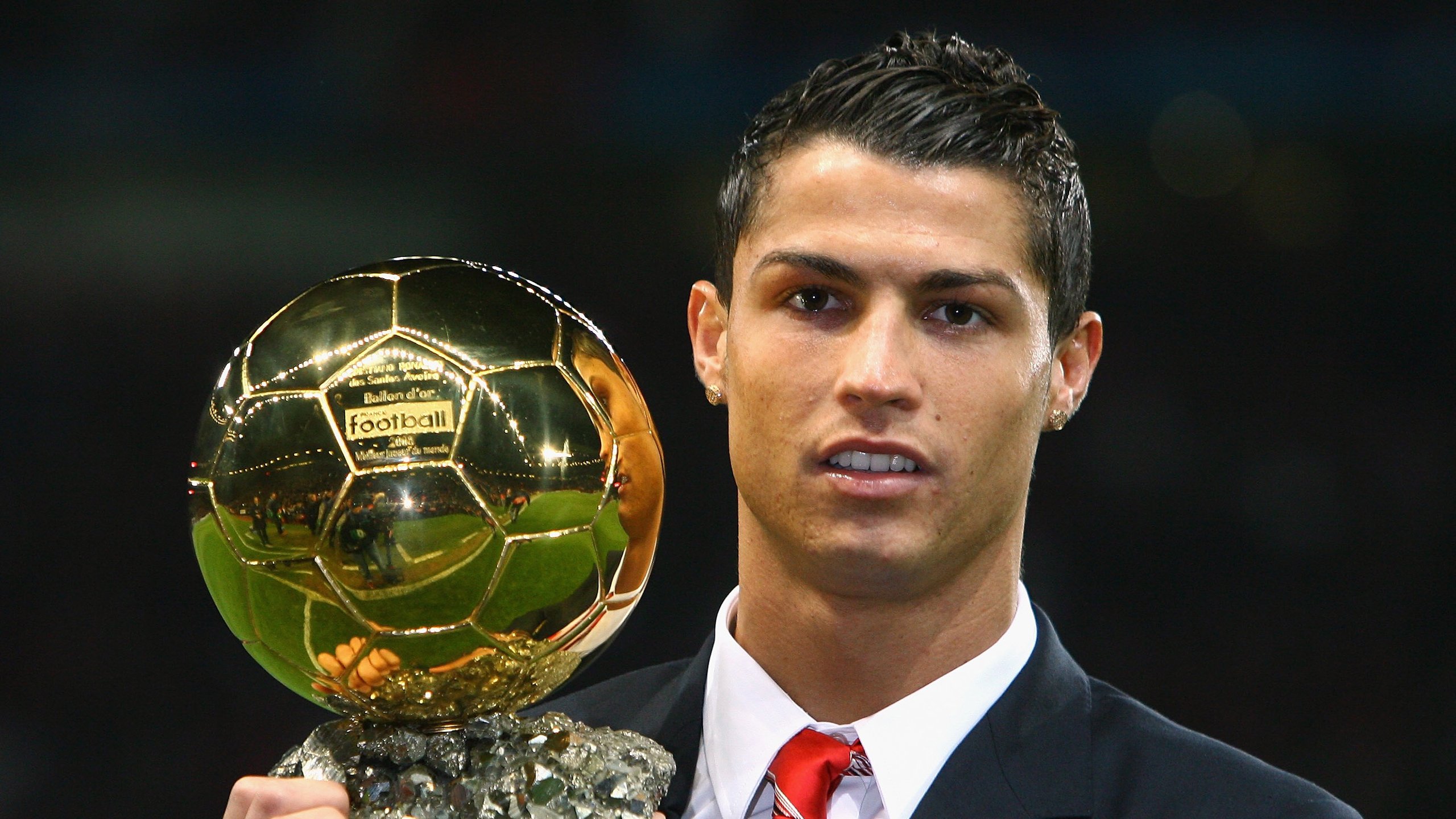 “足球场馆智能照明系统正式启用，节能环保”，足球场灯光照明方案